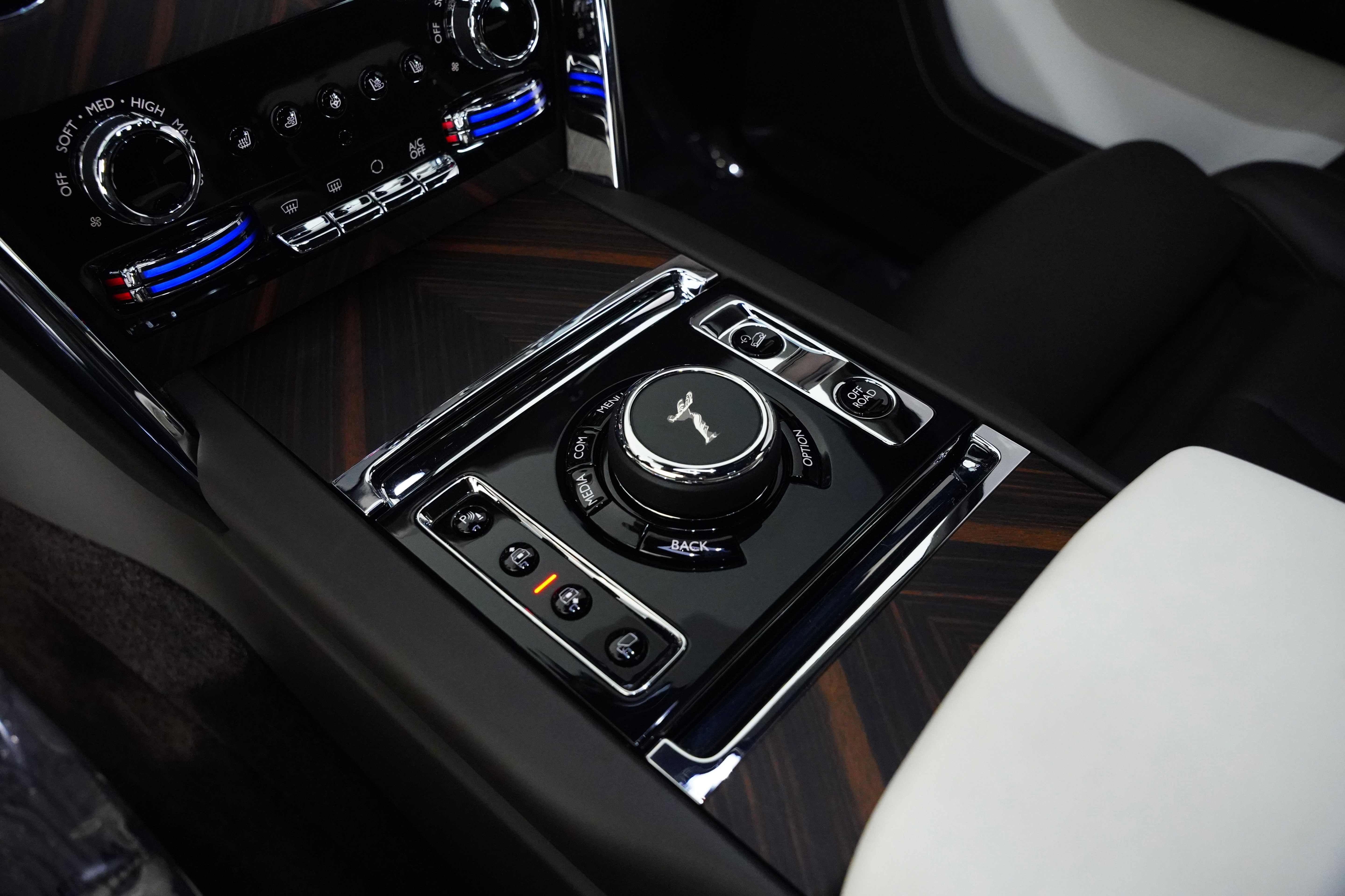 Used 2023 Rolls-Royce Cullinan w/ Cullinan Package image 54