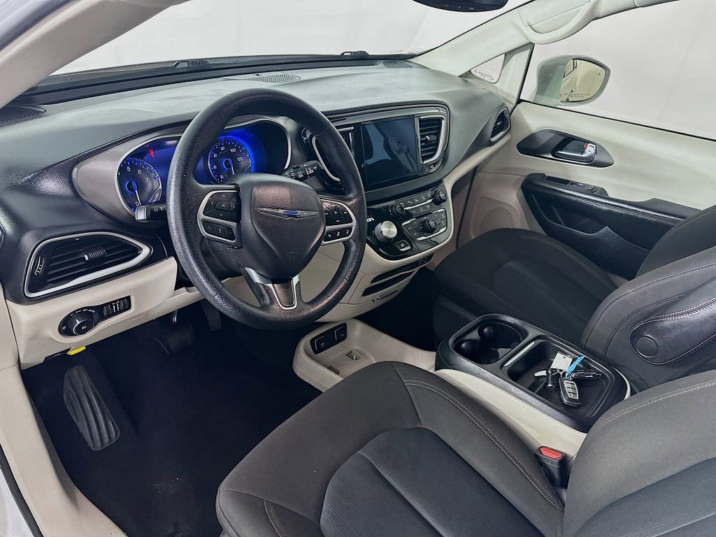 Used 2020 Chrysler Pacifica Touring w/ Advanced Safetytec Group image 28