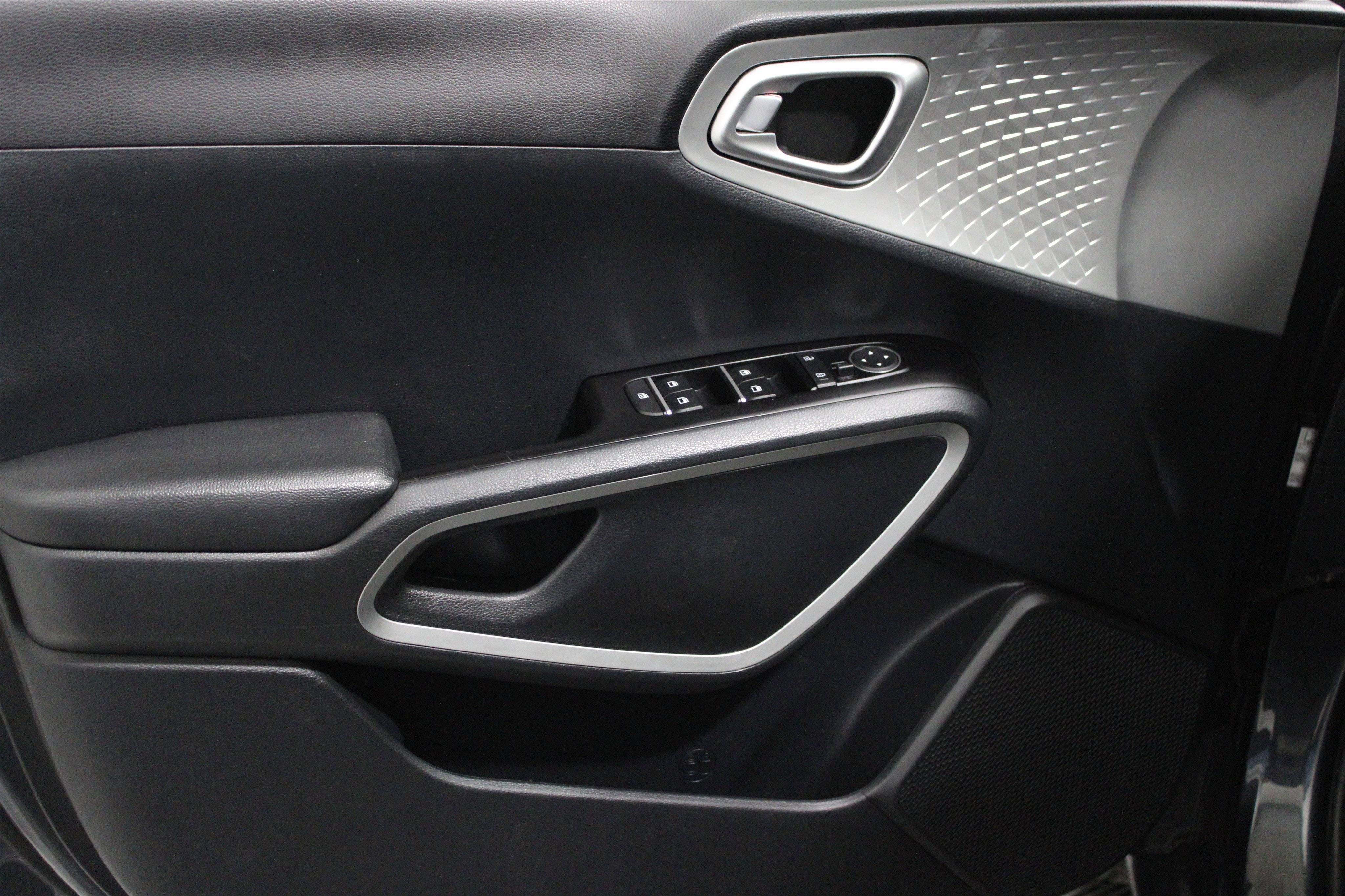 Used 2023 Kia Soul LX image 3