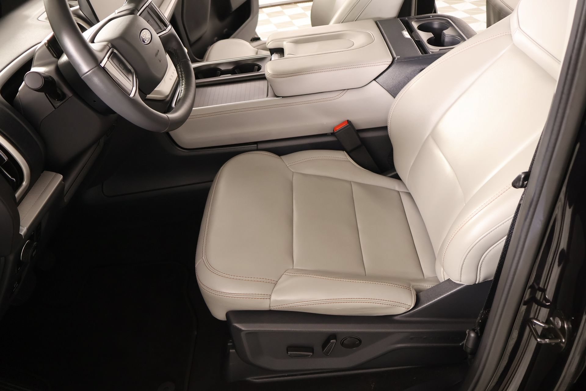 Used 2025 Ford Expedition Active AWD/4WD image 11