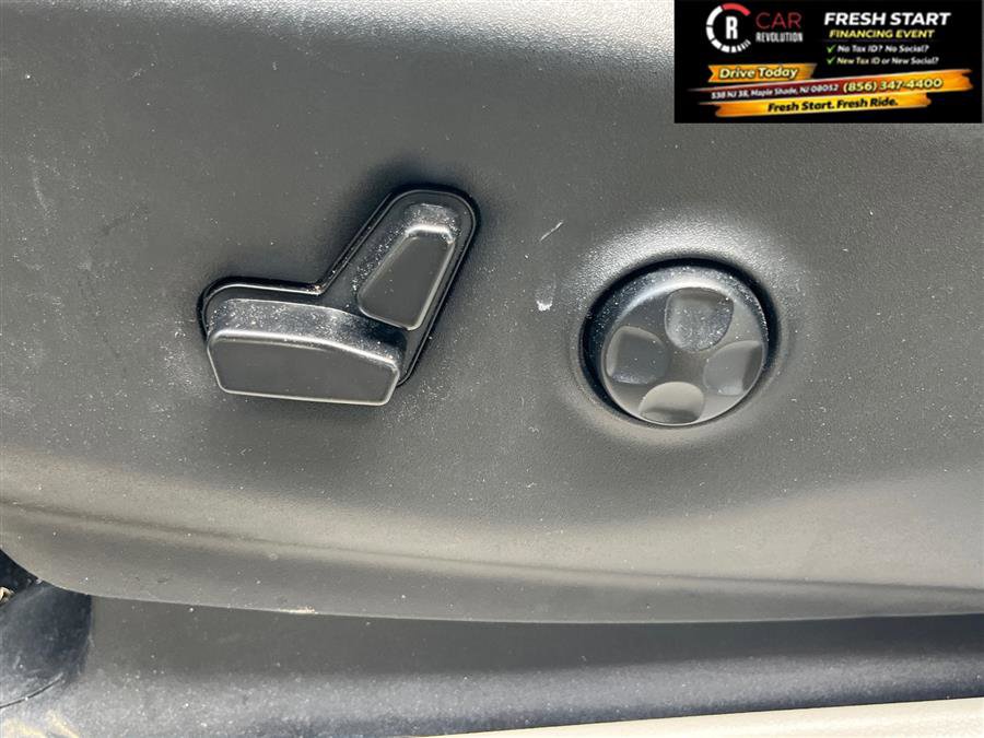 Used 2024 Chrysler Pacifica Touring-L image 33
