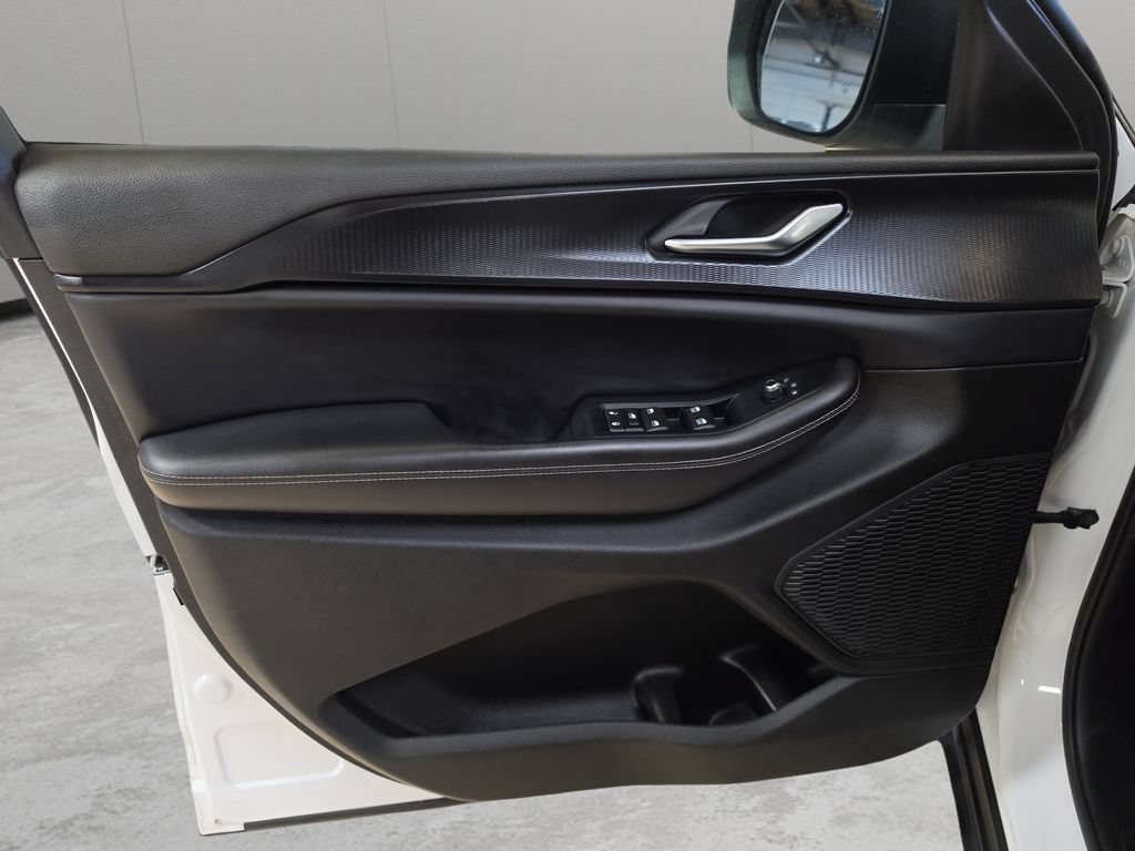 Used 2023 Jeep Grand Cherokee Laredo AWD/4WD image 13