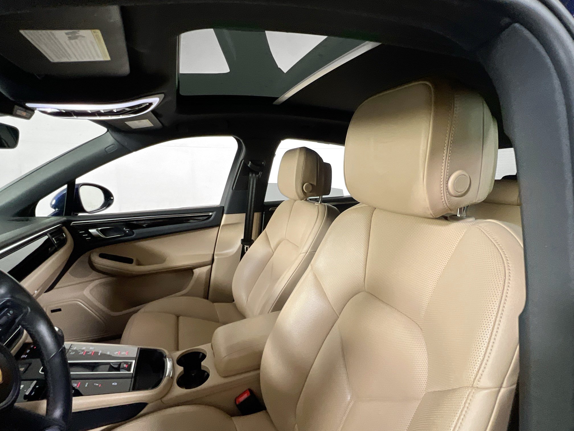 Used 2024 Porsche Macan AWD/4WD image 22