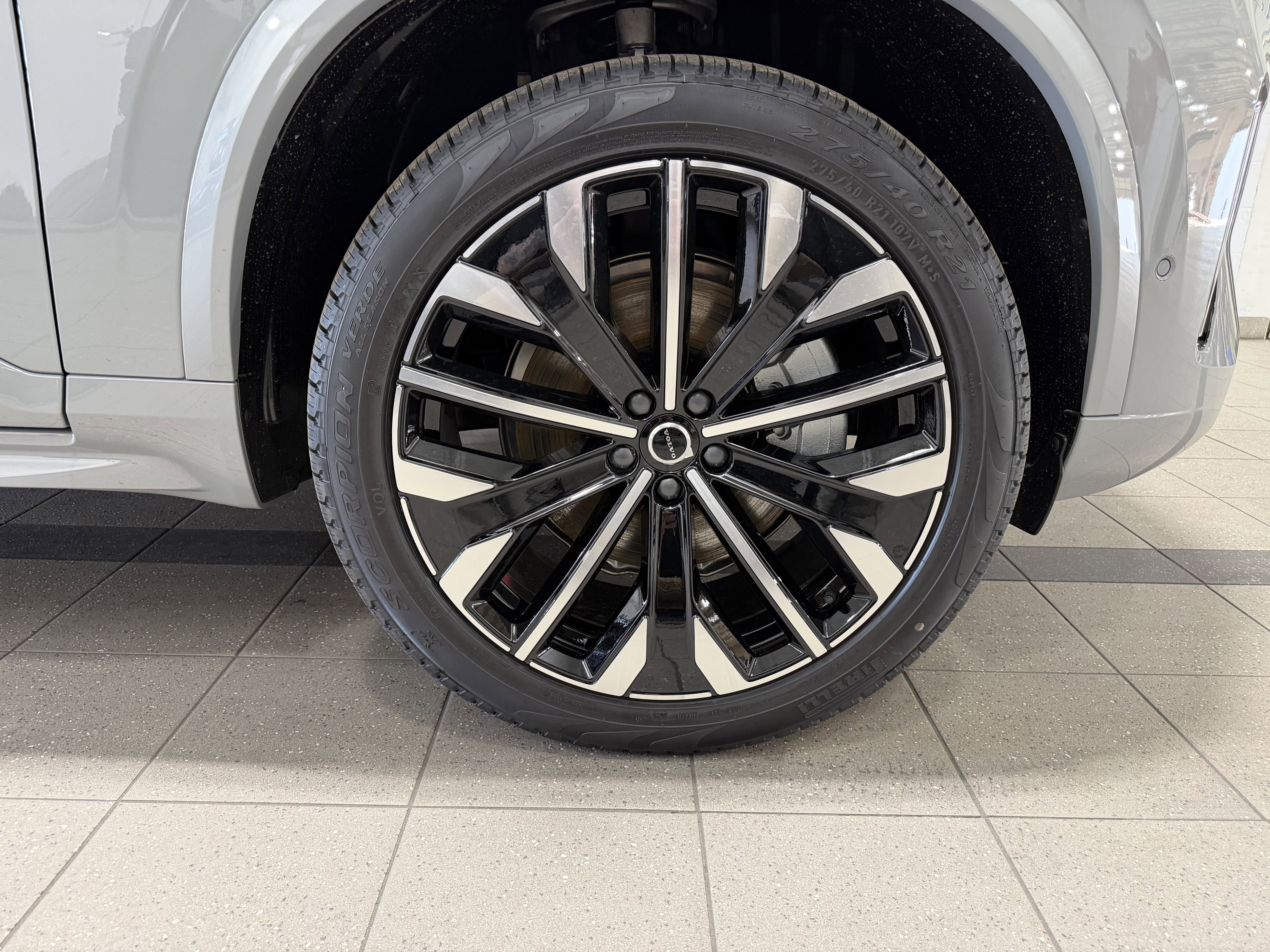 New 2026 Volvo XC90 B6 Plus w/ Protection Package Premier AWD/4WD image 2