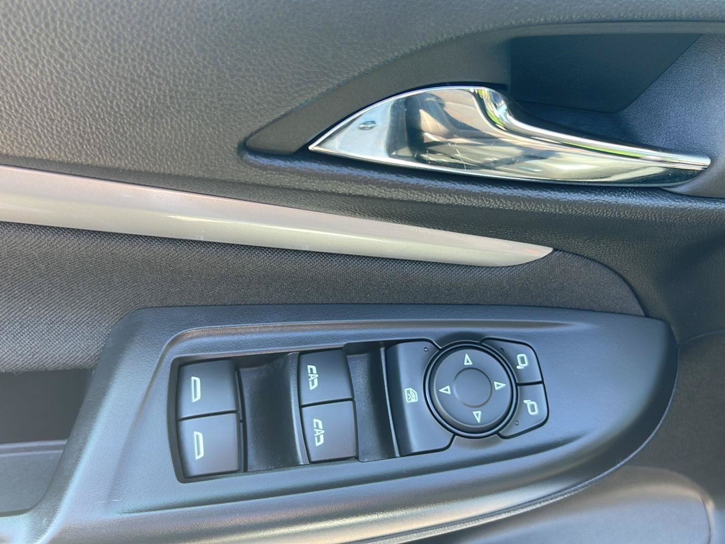 Used 2023 Chevrolet Bolt EUV LT w/ Comfort Package FWD image 17