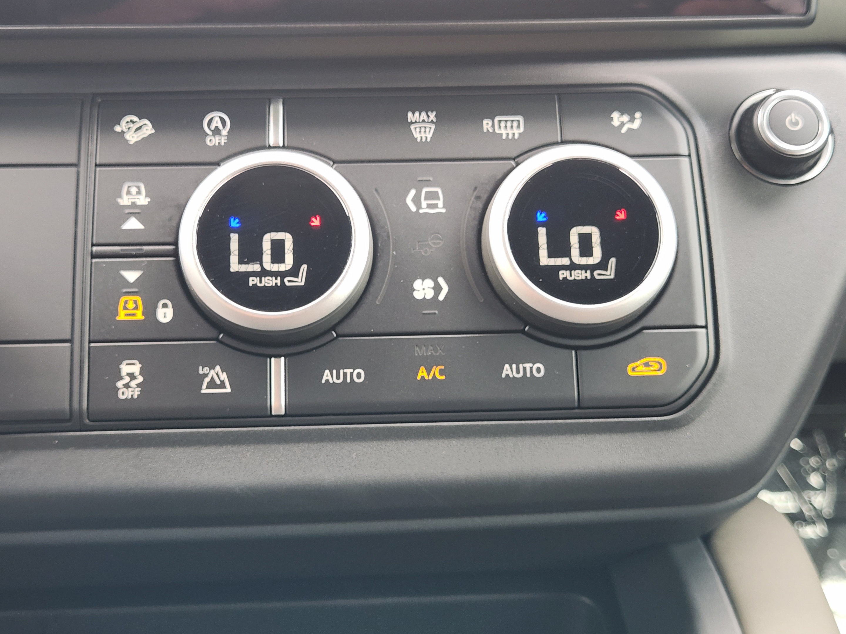 Used 2026 Land Rover Defender 110 X-Dynamic SE AWD/4WD image 19