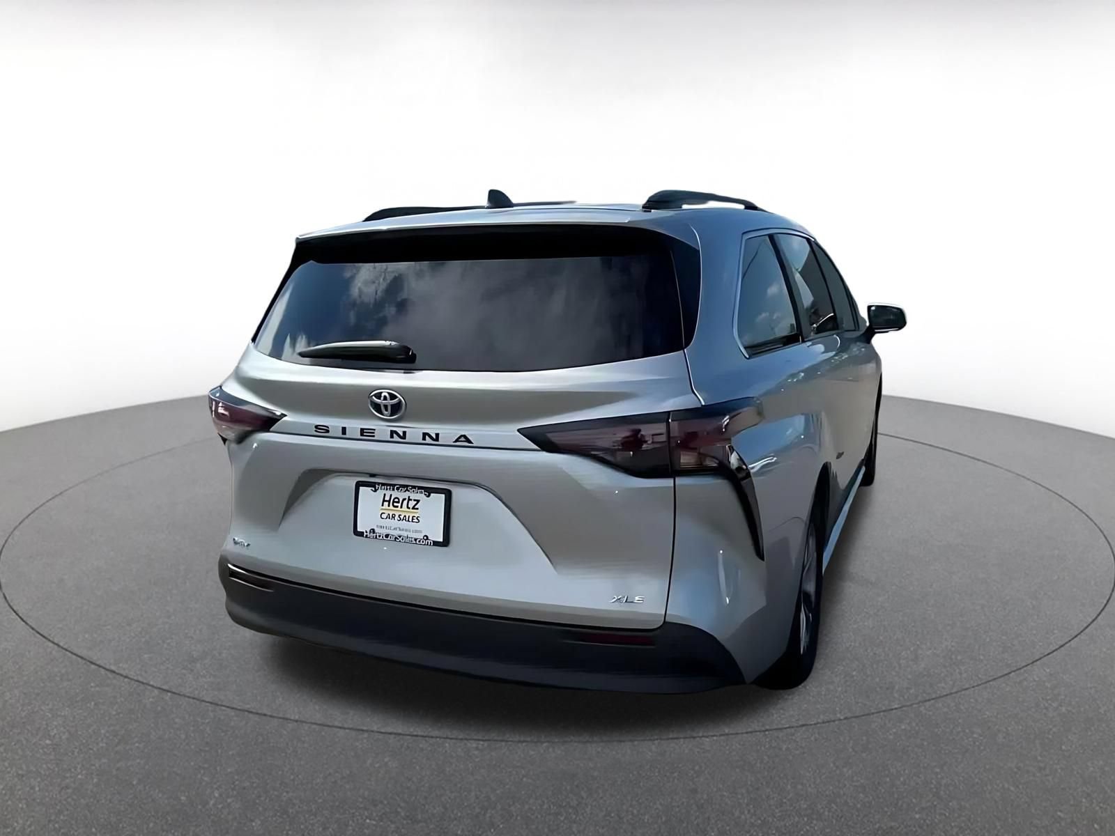 Used 2025 Toyota Sienna XLE FWD image 13