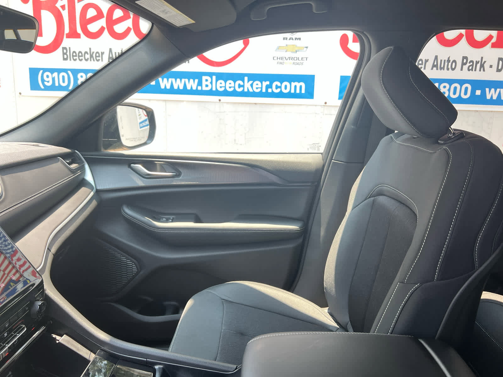 New 2025 Jeep Grand Cherokee Laredo w/ Luxury Tech Group I image 35