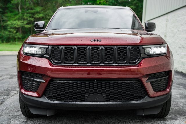 Used 2023 Jeep Grand Cherokee Altitude image 4