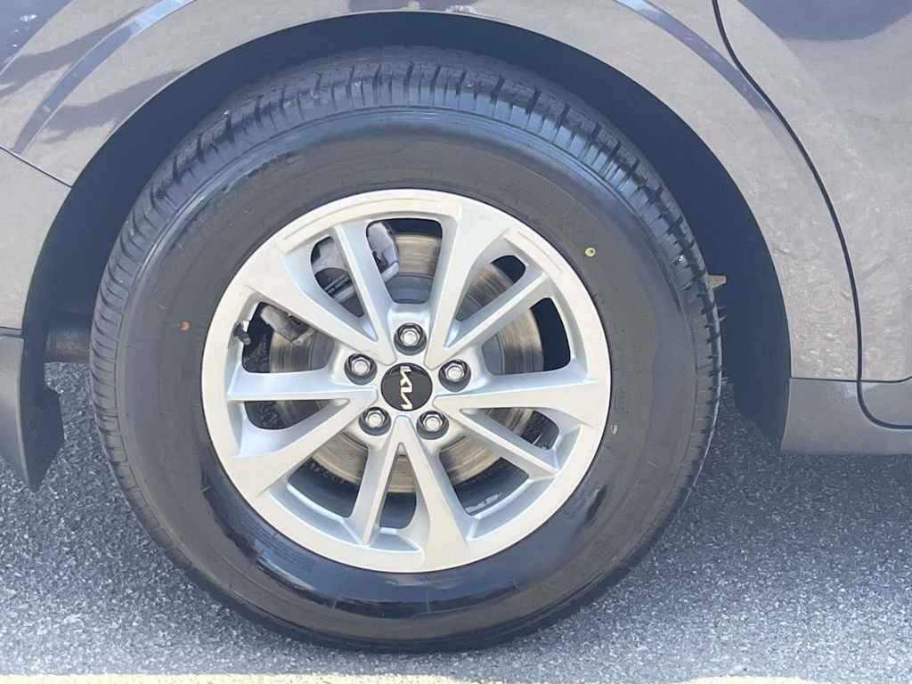 Used 2022 Kia Carnival LX image 7