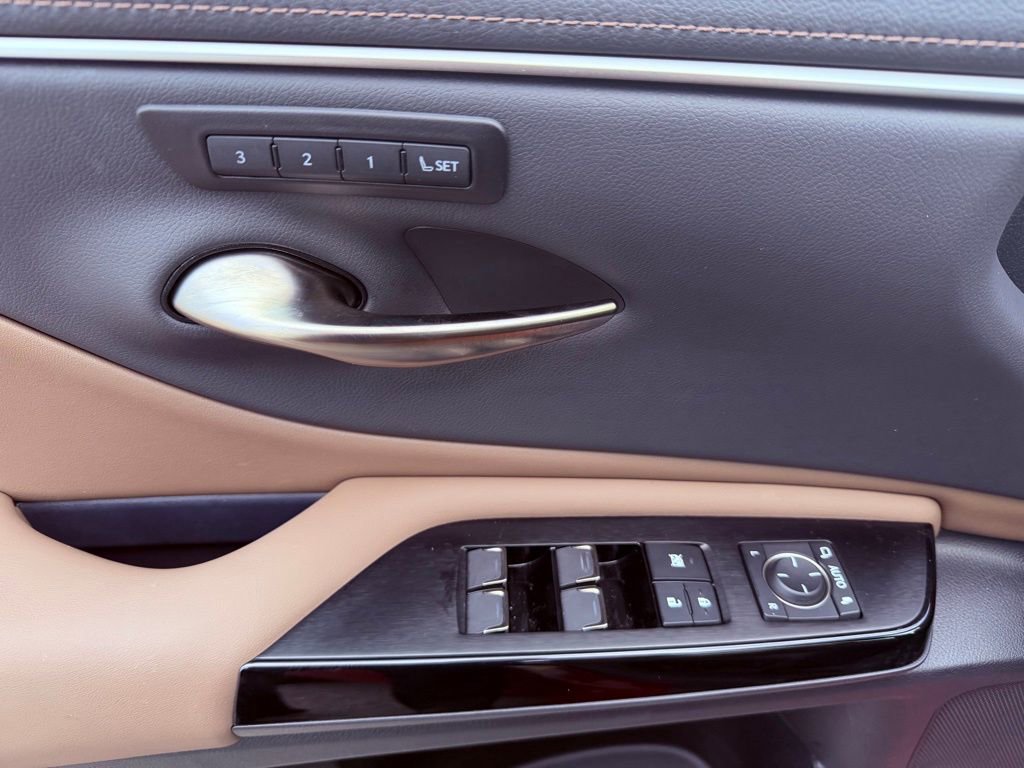 Certified 2025 Lexus ES 350 w/ Premium Package image 17