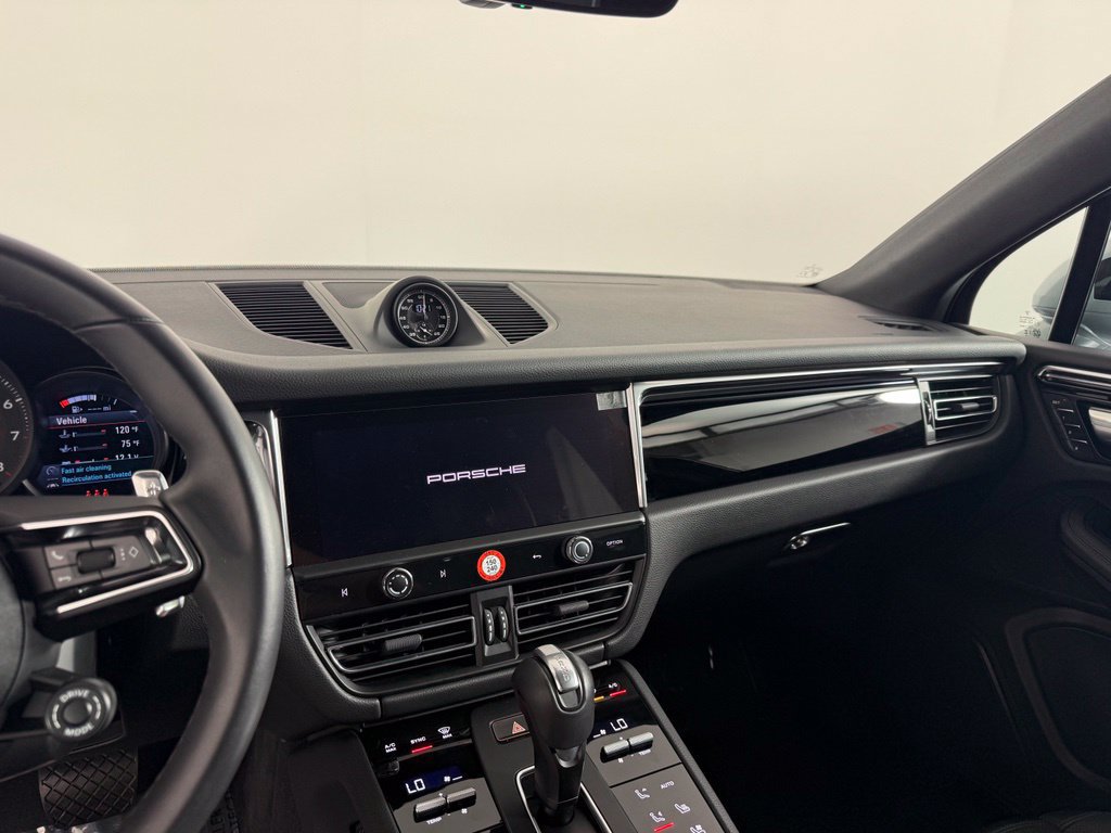 Certified 2025 Porsche Macan AWD/4WD image 23