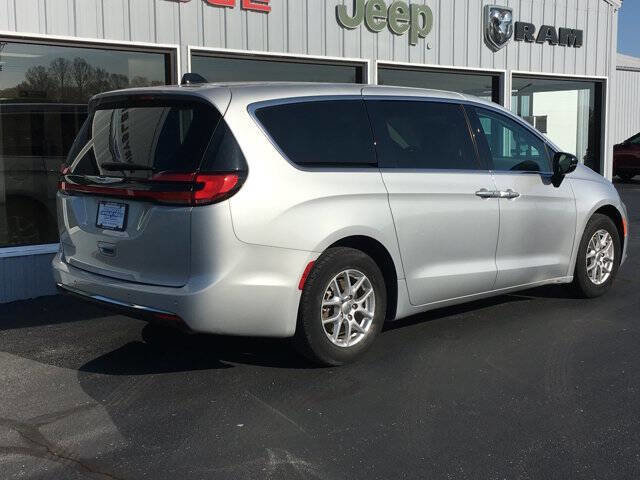 Used 2024 Chrysler Pacifica Touring-L image 3