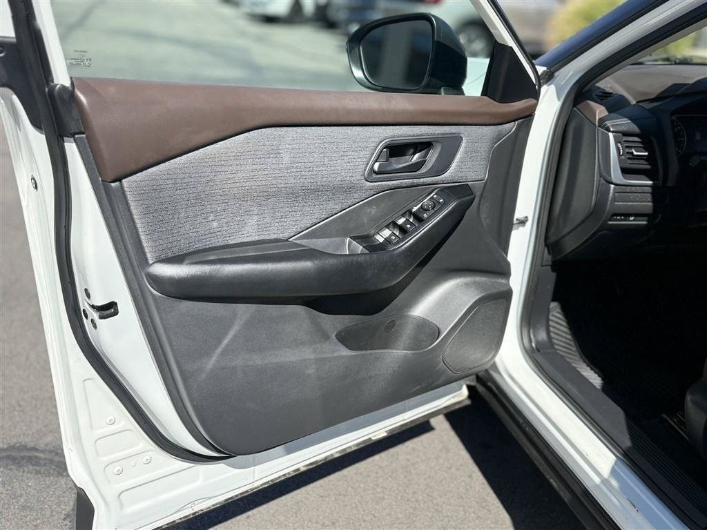 Used 2023 Nissan Rogue S AWD/4WD image 13