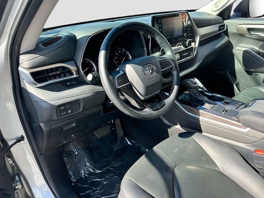 Used 2020 Toyota Highlander Limited image 6