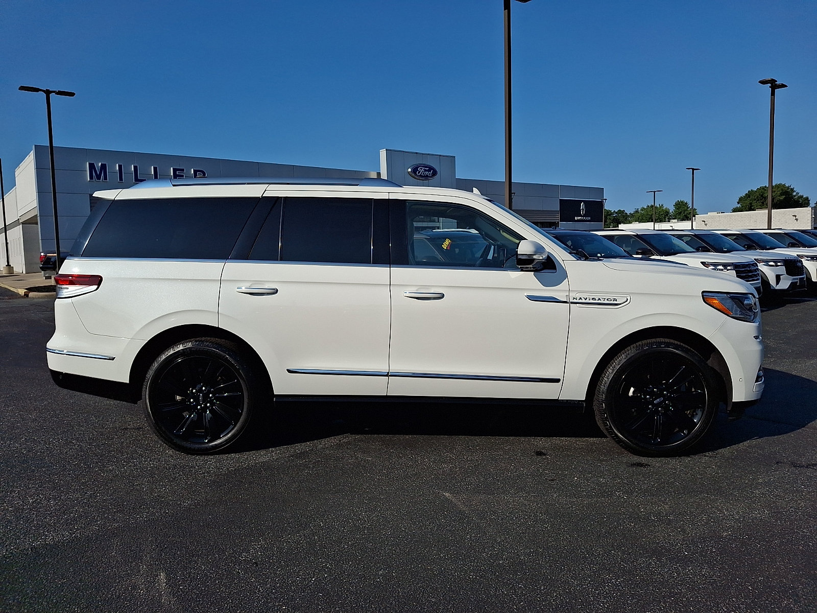Used 2022 Lincoln Navigator Reserve w/ Monochromatic Package AWD/4WD image 7