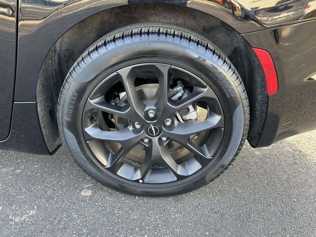 Certified 2025 Chrysler Pacifica Limited image 8