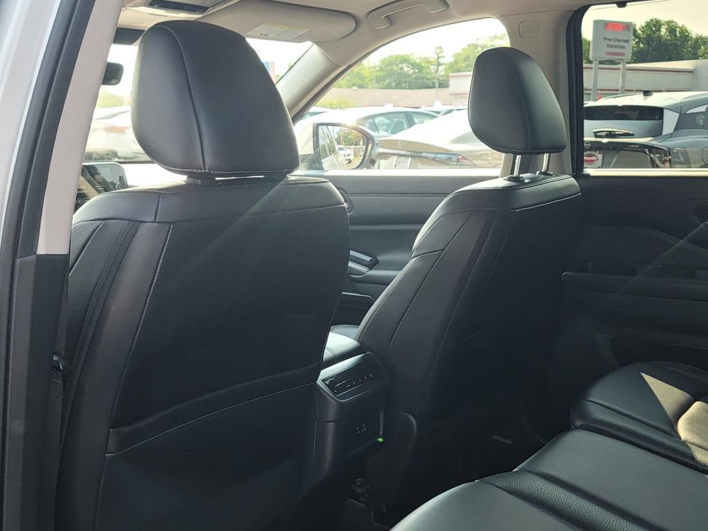 Used 2023 Nissan Pathfinder SL w/ Lighting Package (N92) AWD/4WD image 18