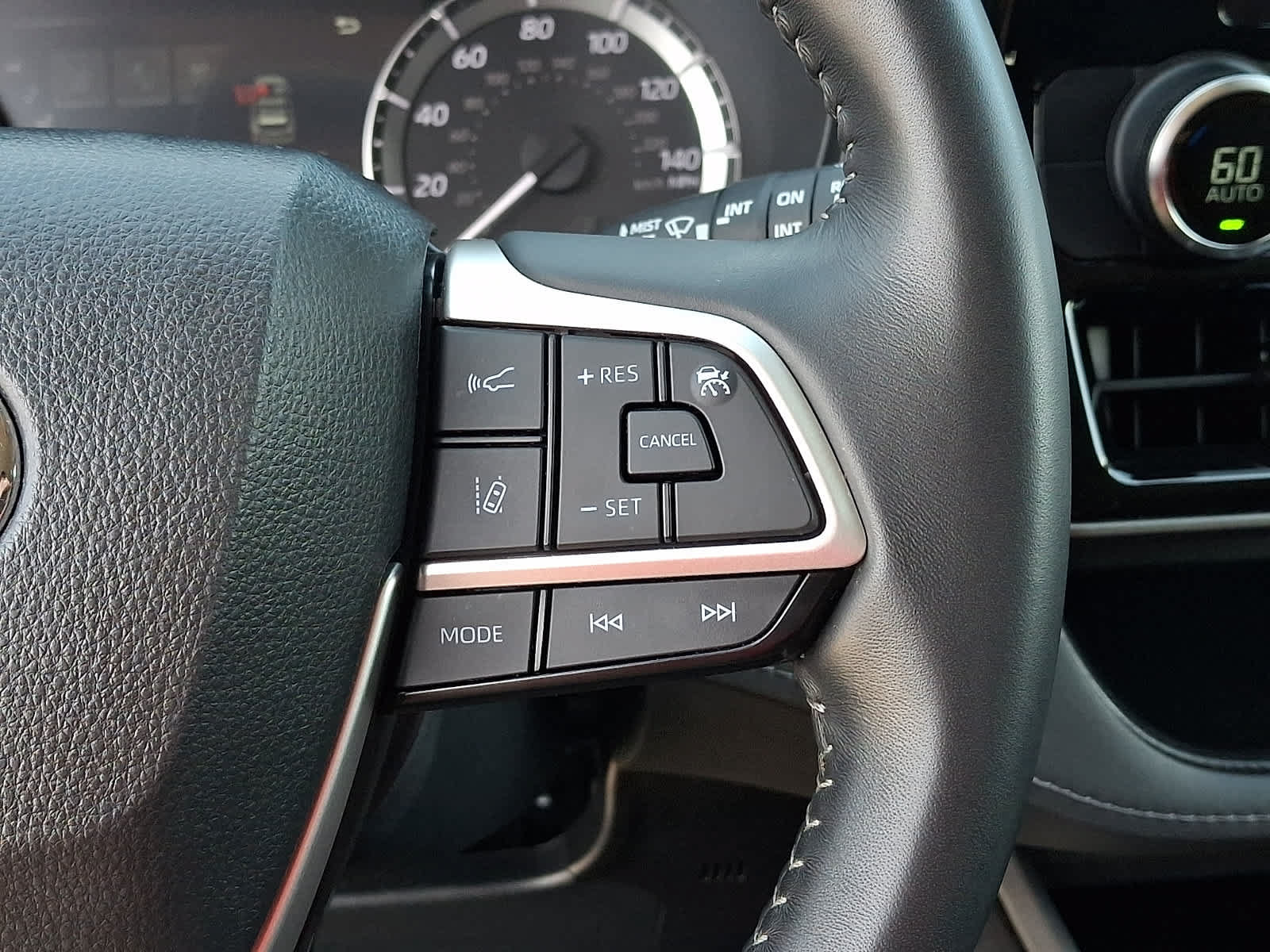 Used 2023 Toyota Highlander LE AWD/4WD image 26