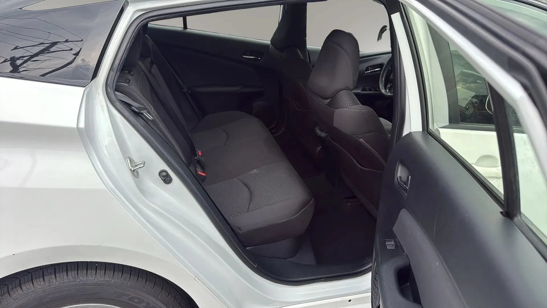 Used 2022 Toyota Prius LE FWD image 7