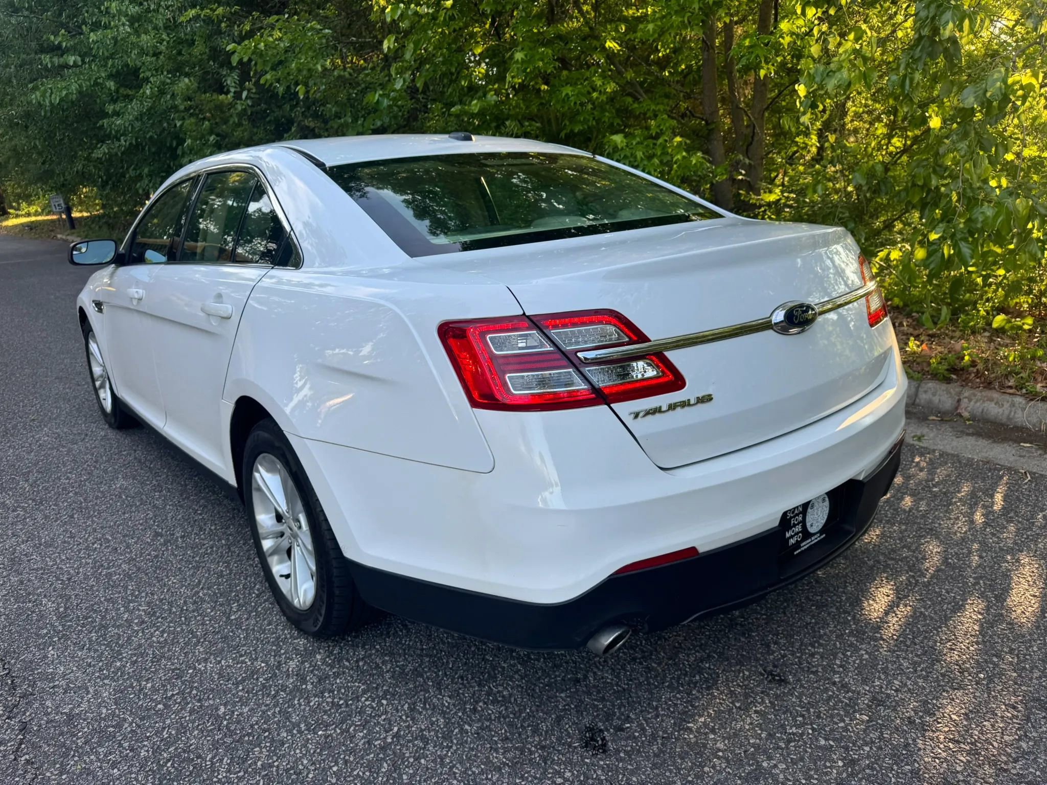Used 2015 Ford Taurus SE FWD image 8