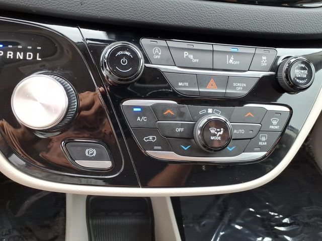 Used 2023 Chrysler Pacifica Touring-L FWD image 10