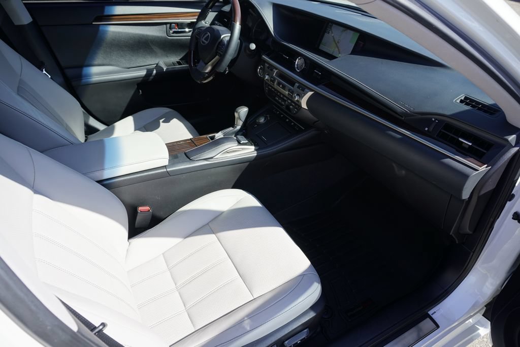 Used 2017 Lexus ES 350 w/ Luxury Package FWD image 22