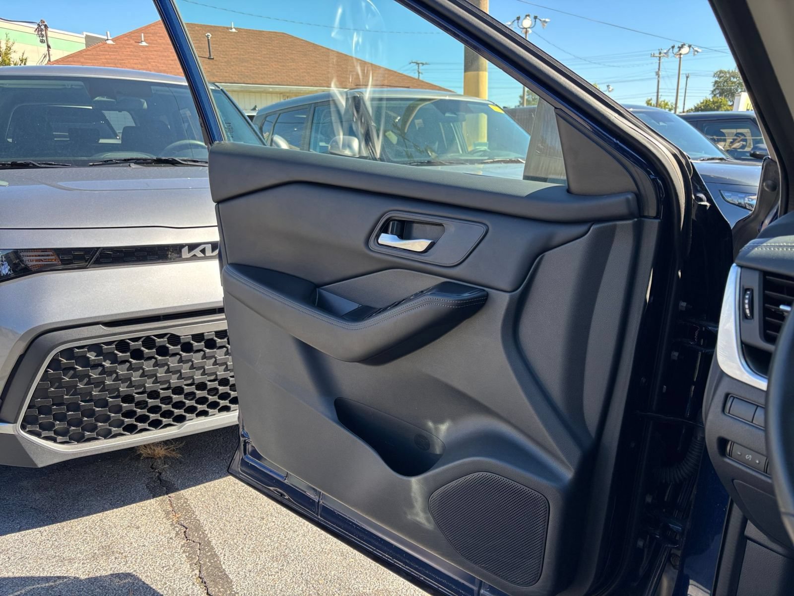 Used 2025 Nissan Rogue SV AWD/4WD image 18
