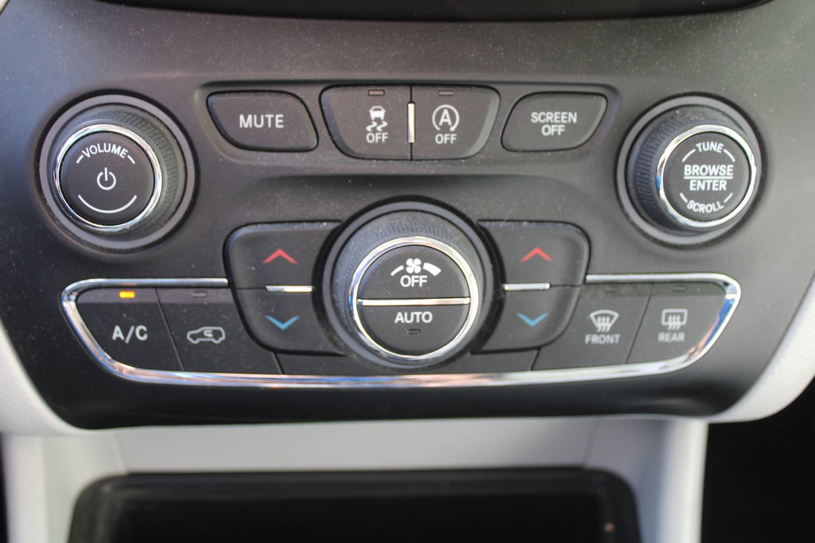 Used 2019 Jeep Cherokee Limited w/ Technology Group image 38