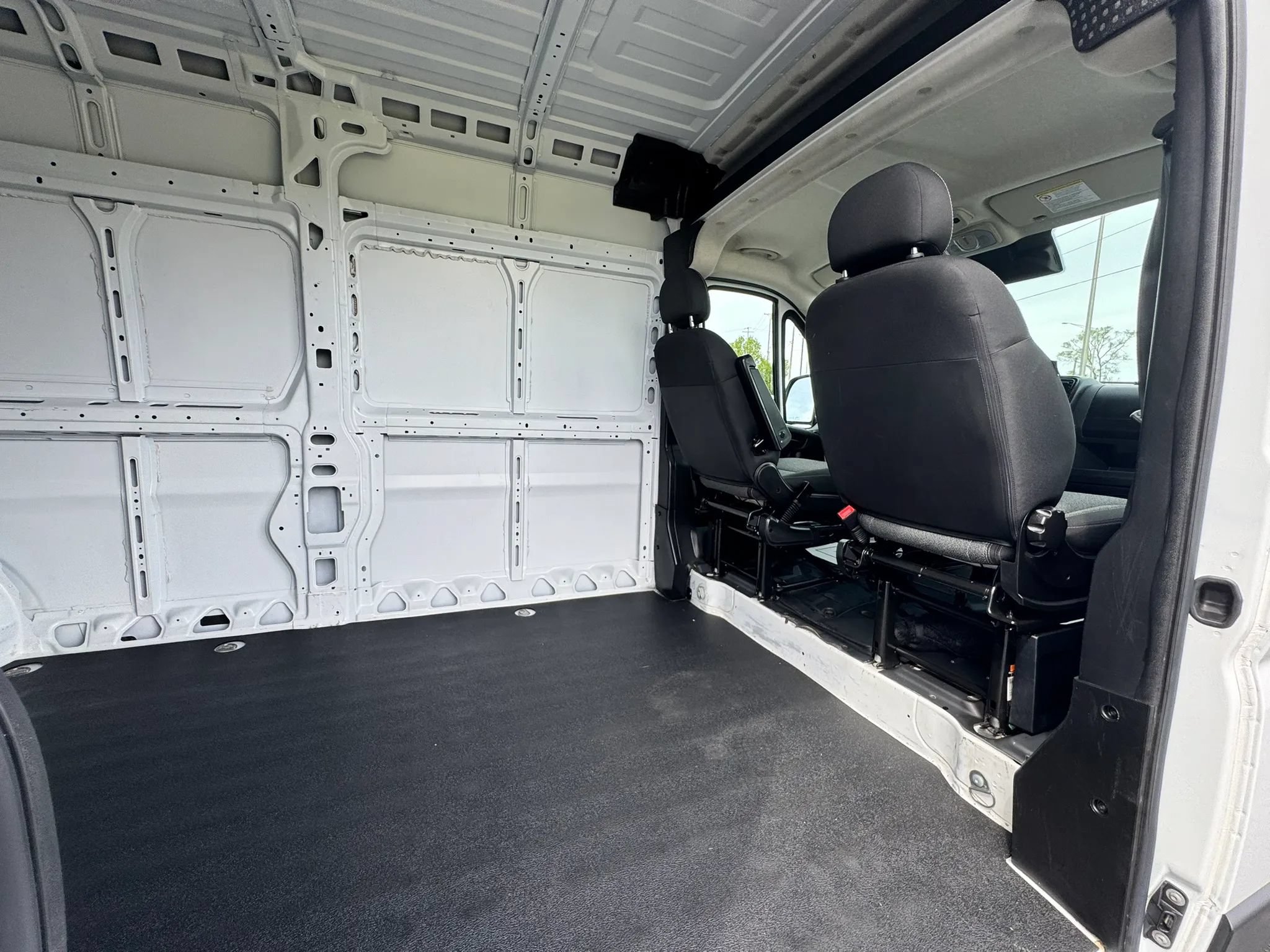 Used 2025 RAM ProMaster 2500 w/ Convenience Group FWD image 25