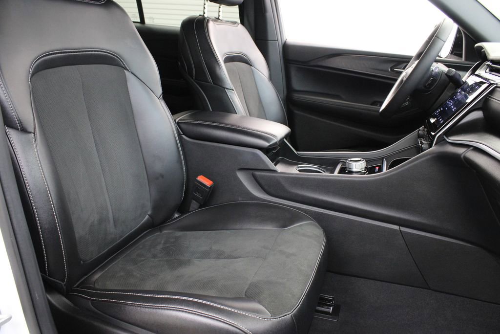 Used 2025 Jeep Grand Cherokee Altitude AWD/4WD image 23