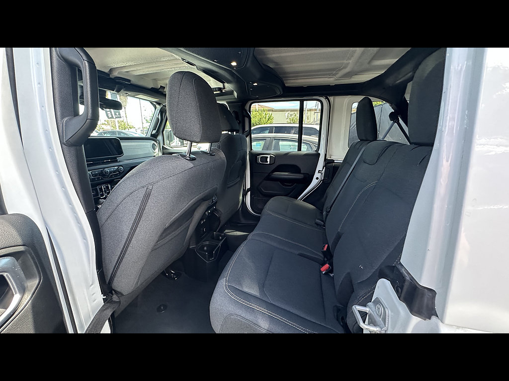 Used 2025 Jeep Wrangler Unlimited Sahara AWD/4WD image 6