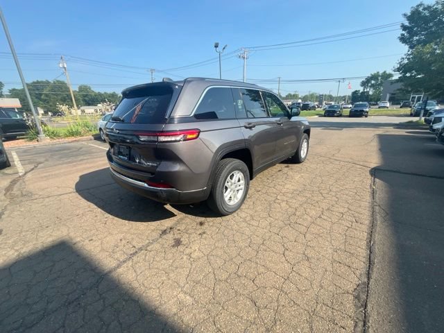 Used 2023 Jeep Grand Cherokee Laredo AWD/4WD image 15