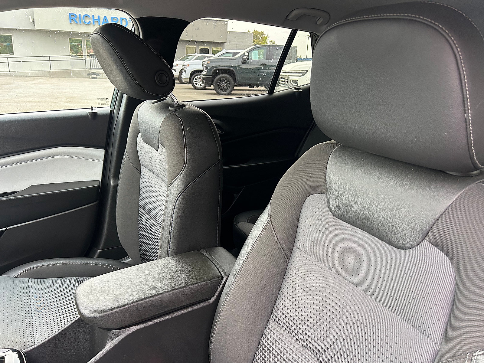 Used 2025 Chevrolet Trax LT FWD image 10