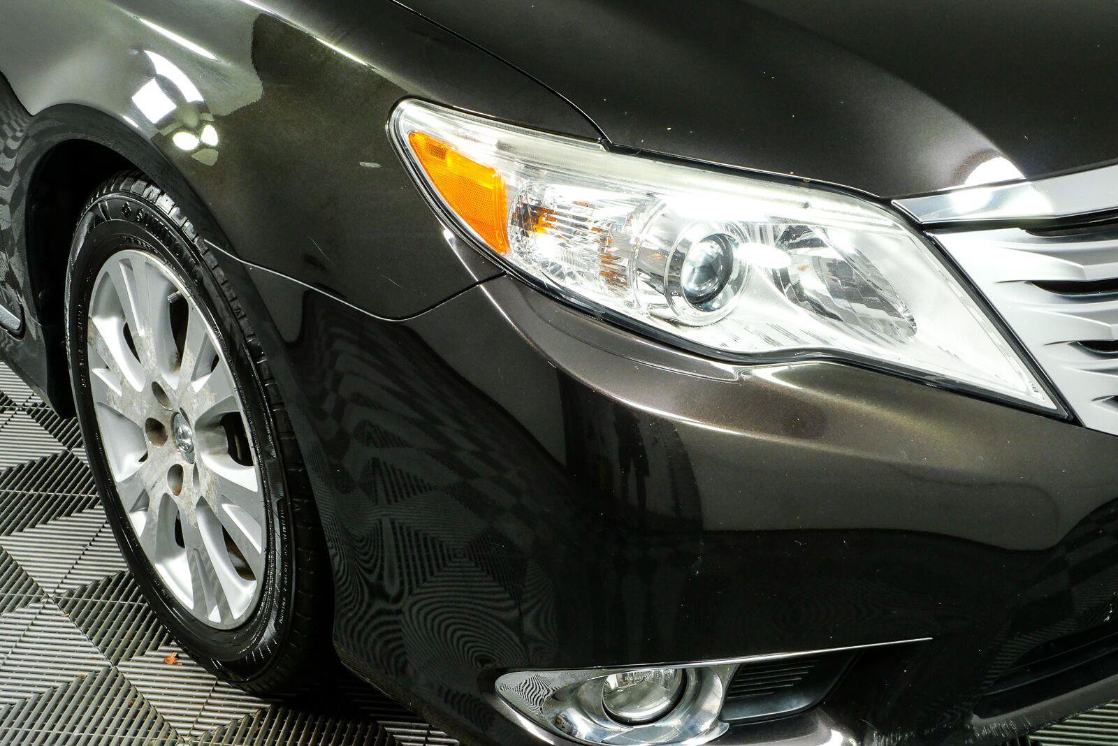 Used 2011 Toyota Avalon FWD image 32