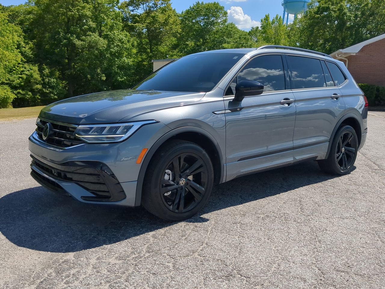 Used 2023 Volkswagen Tiguan SE R-Line FWD image 6