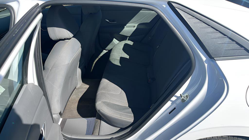 Used 2022 Hyundai Elantra SE w/ Preferred Accessory Package image 12