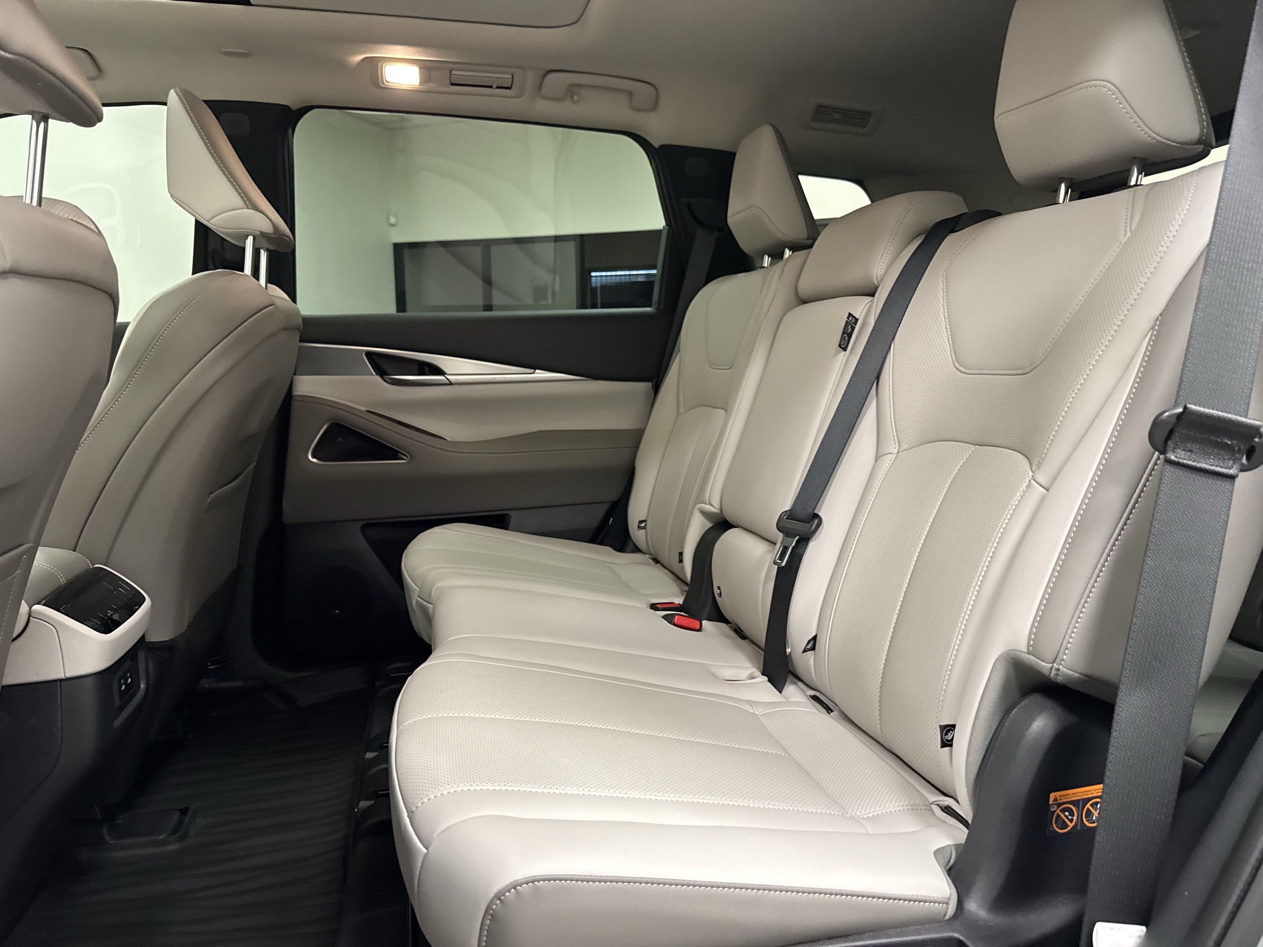 Certified 2027 INFINITI QX60 Luxe w/ Cargo Package FWD image 16