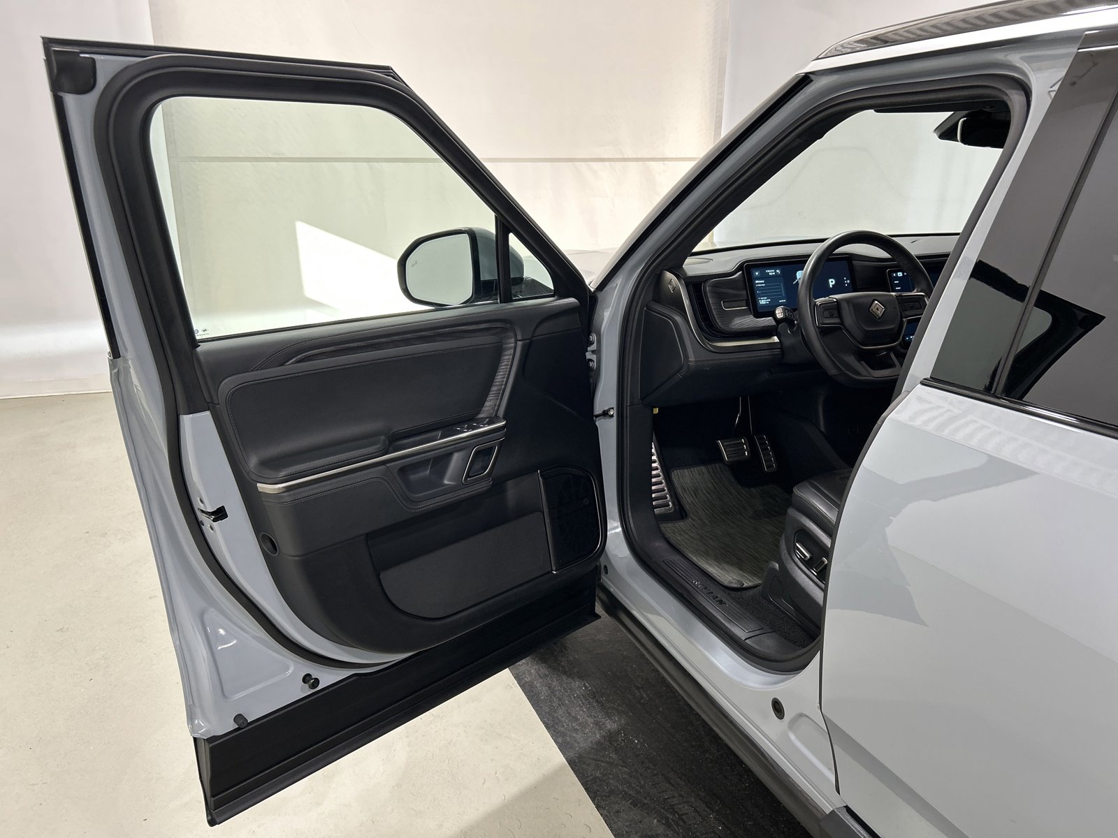 Used 2023 Rivian R1S Adventure image 16