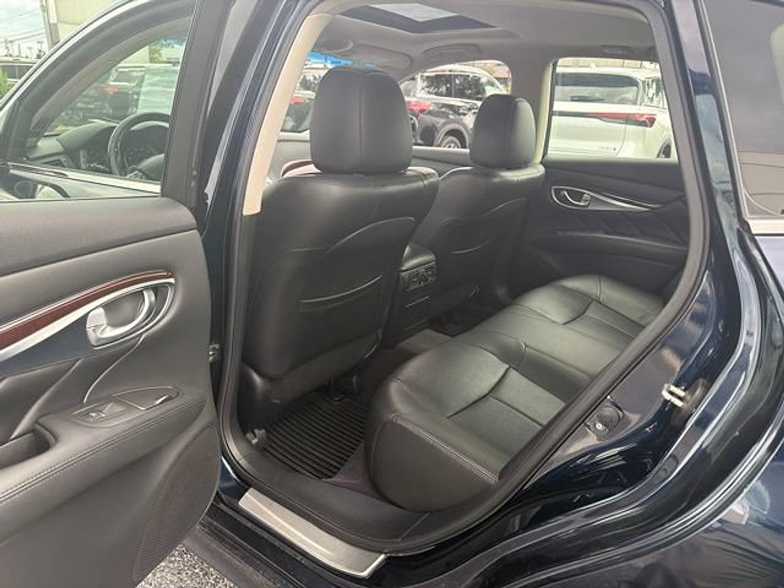 Used 2015 INFINITI Q70 3.7 AWD/4WD image 11