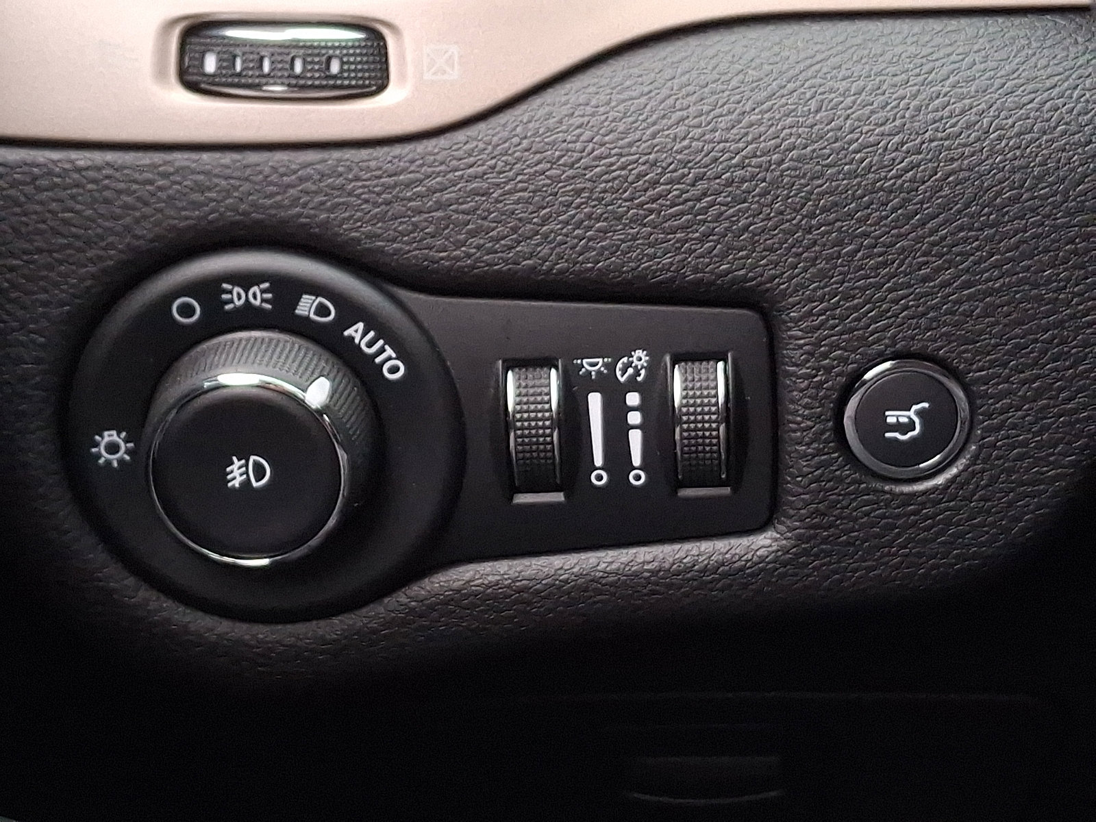 Used 2018 Jeep Cherokee Limited w/ High Altitude Package image 23