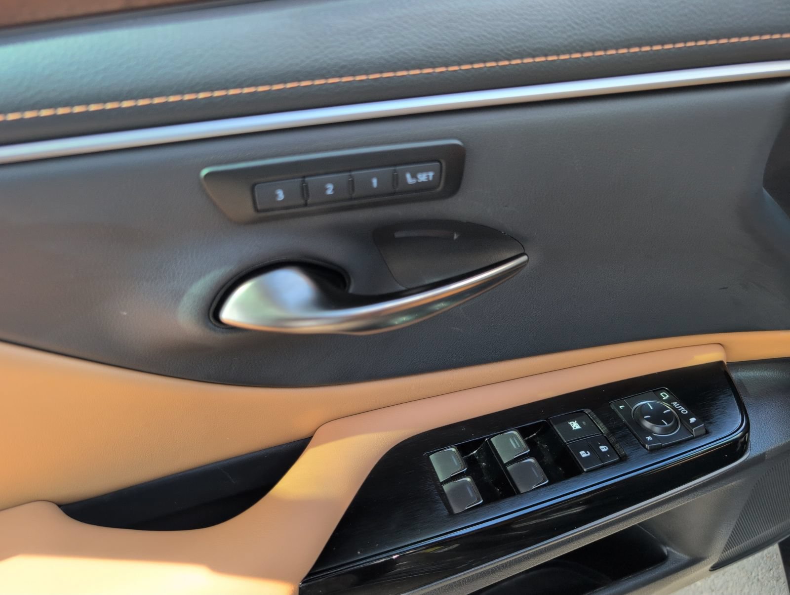 Certified 2025 Lexus ES 300h w/ Premium Package FWD image 8