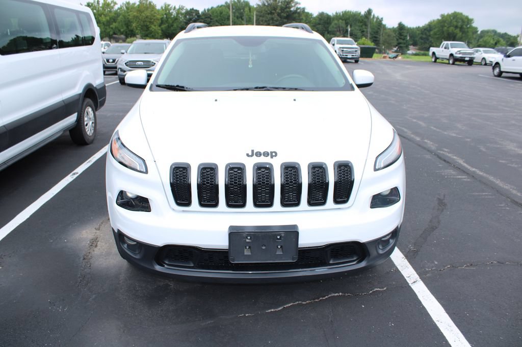 Used 2018 Jeep Cherokee Latitude w/ Altitude Package AWD/4WD image 2