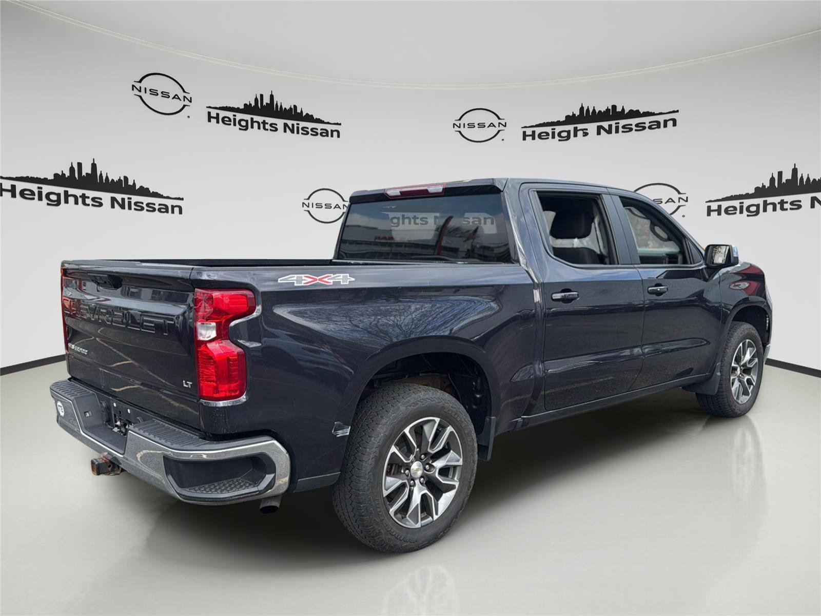 Used 2023 Chevrolet Silverado 1500 LT AWD/4WD image 7
