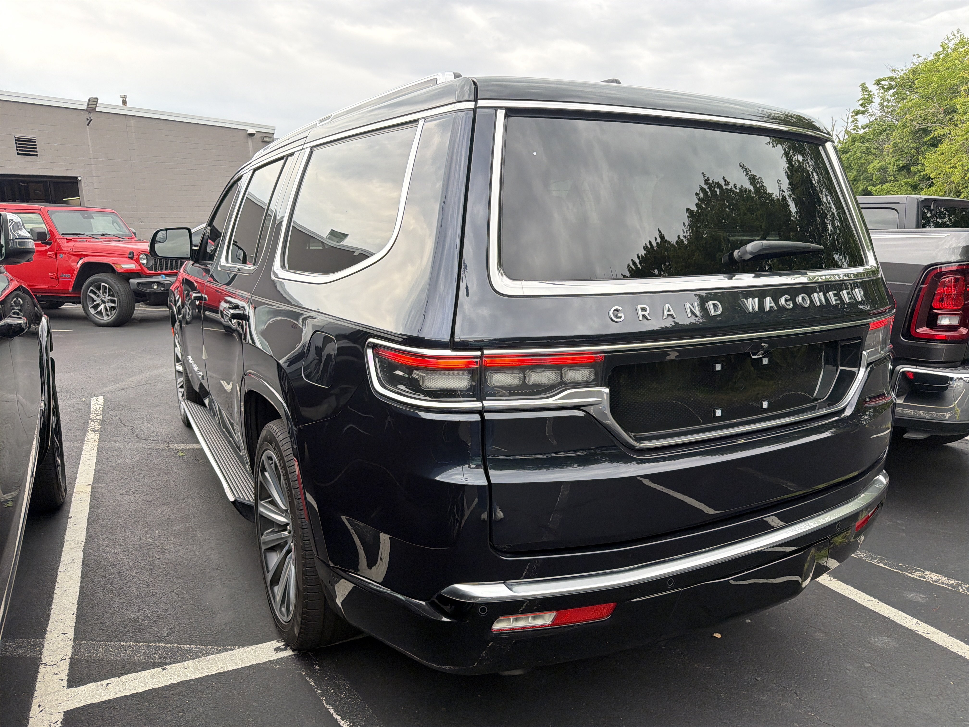 Used 2025 Jeep Grand Wagoneer 4WD image 5