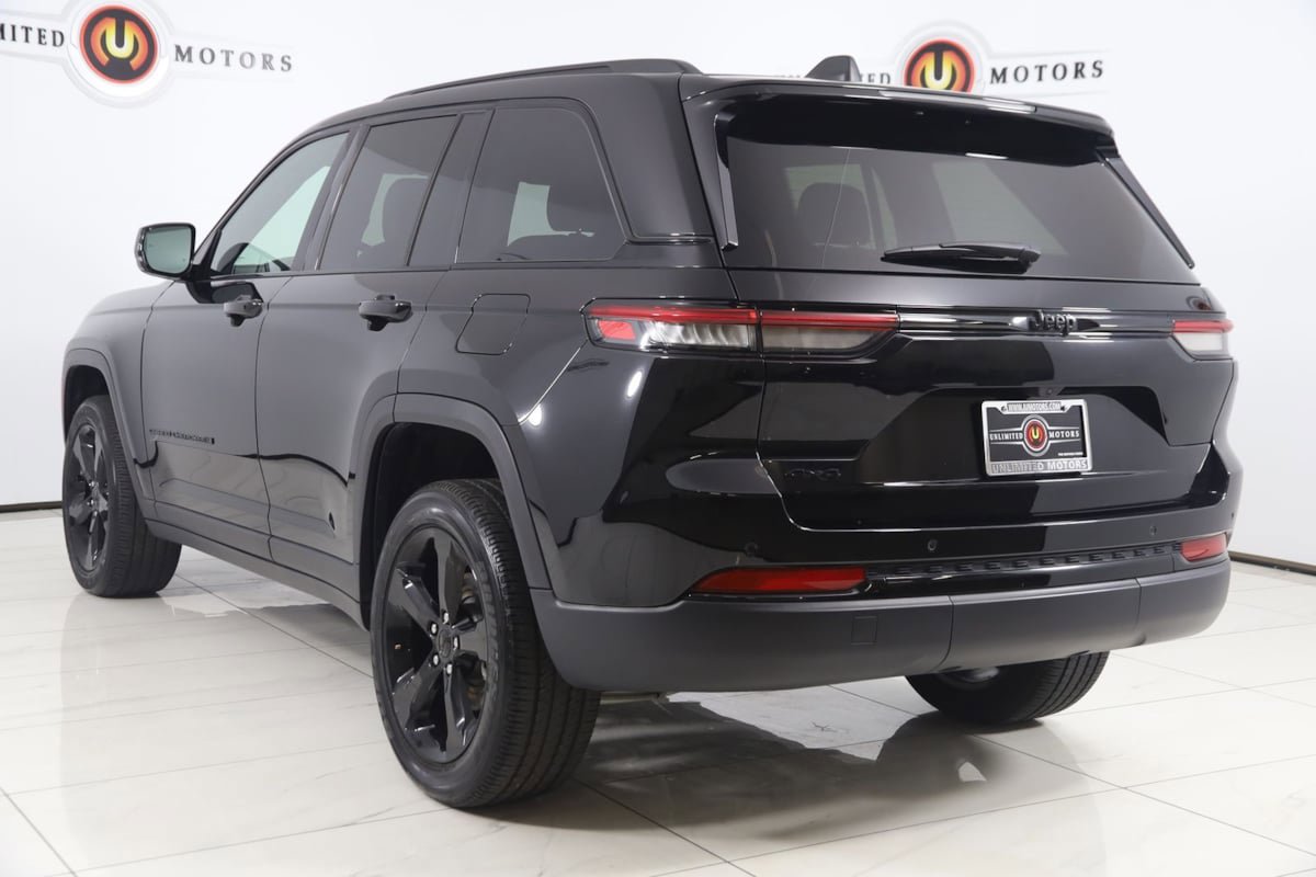 Used 2024 Jeep Grand Cherokee Altitude AWD/4WD image 4