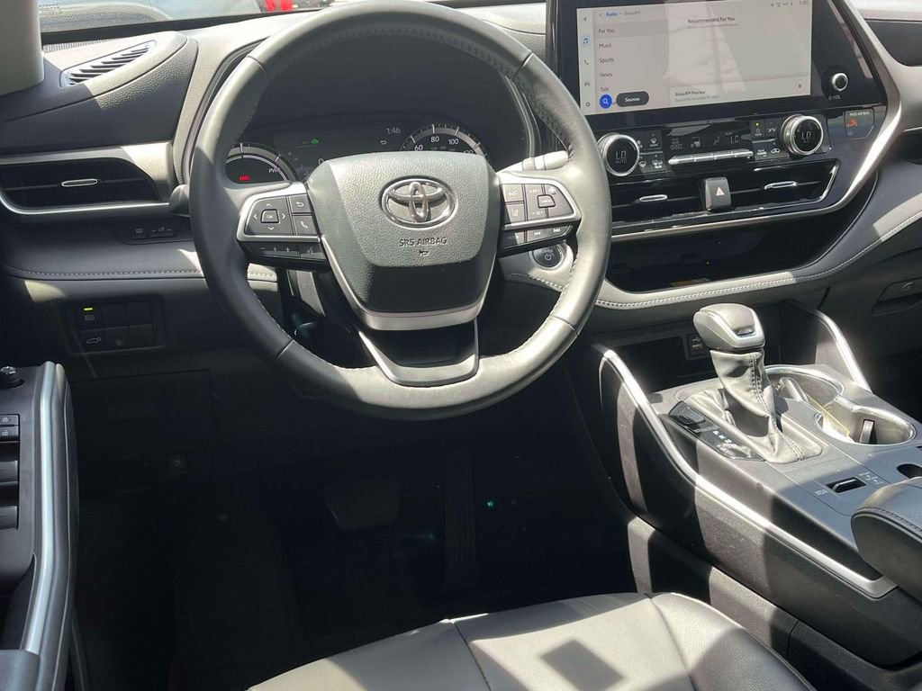 Used 2024 Toyota Highlander XLE AWD/4WD image 12