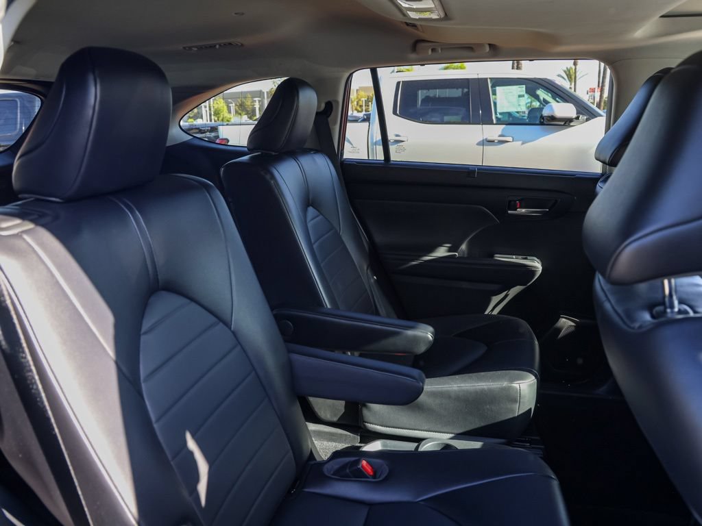 Used 2022 Toyota Highlander XLE AWD/4WD image 18