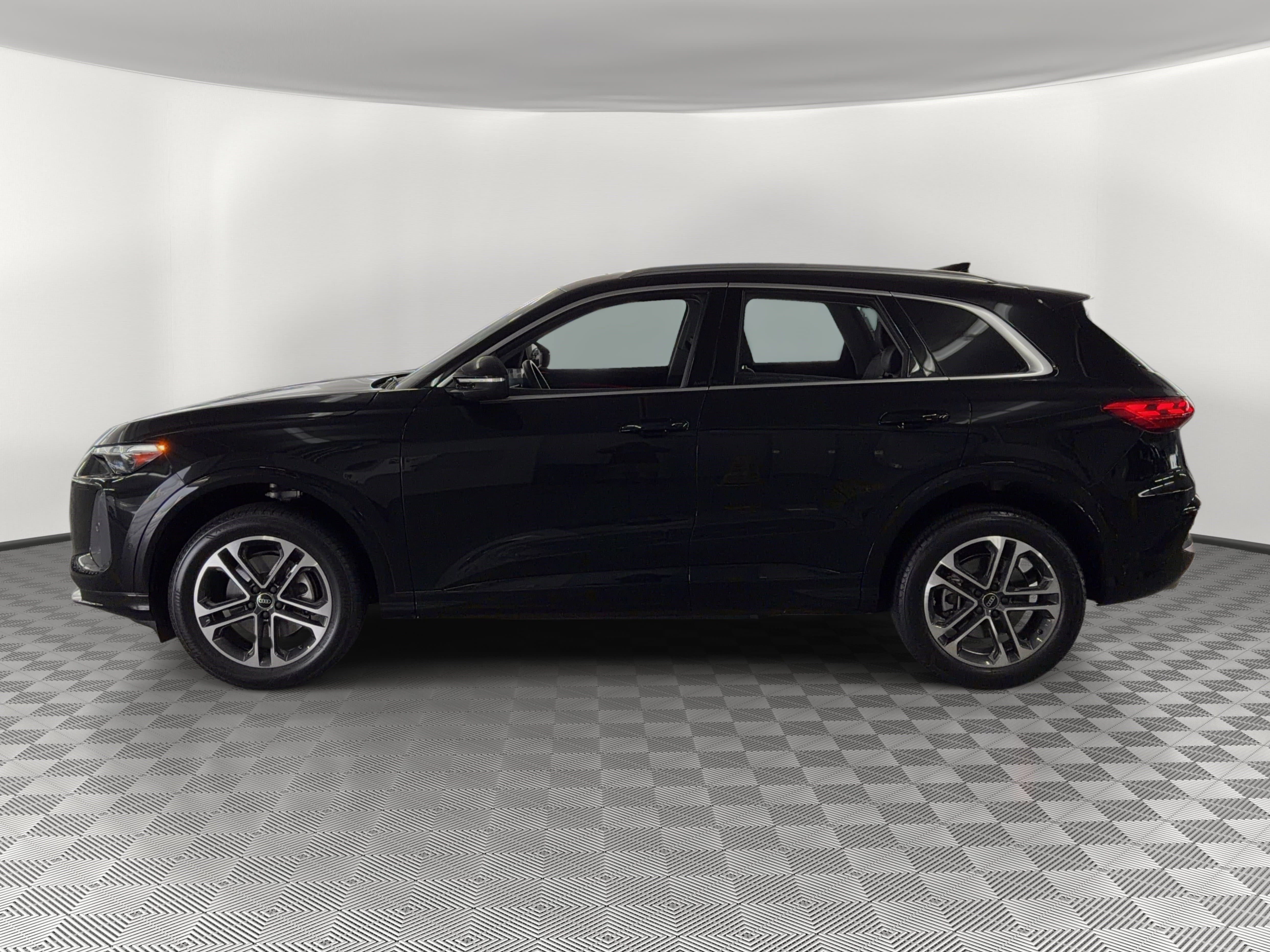 Certified 2025 Audi Q5 Premium Plus w/ Premium Plus image 2