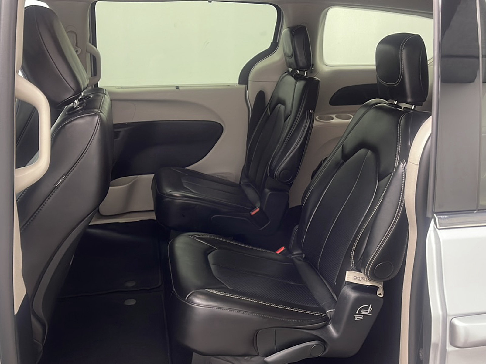 Used 2024 Chrysler Pacifica Touring-L FWD image 15